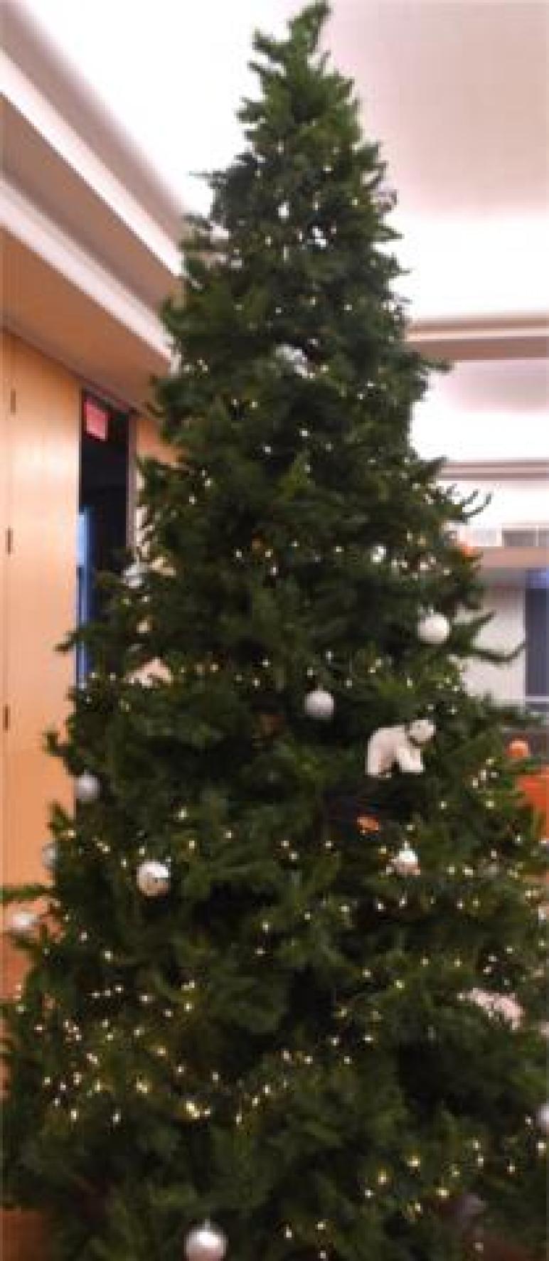 ONU Christmas tree with a polar bear