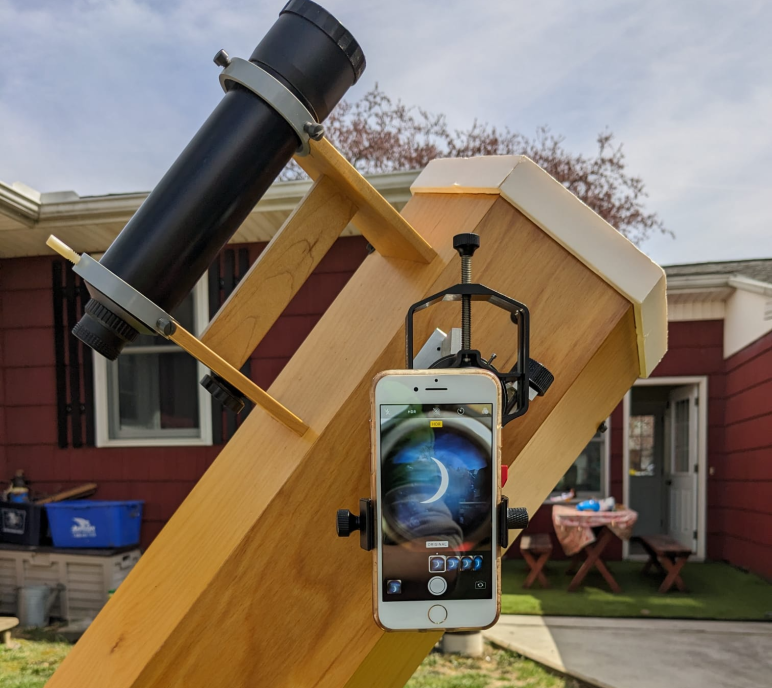Bob Beer's homemade telescope with cell phone viewer / PHOTO Liz Gordon-Hancock