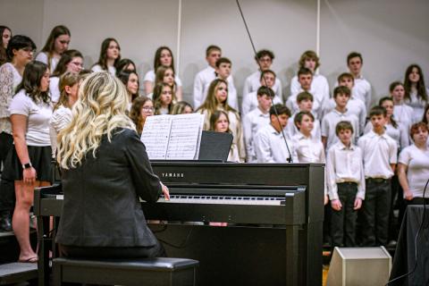 Mrs. Zink accompanies Bluffton 8th grade choir / PHOTO Jamie Nygaard