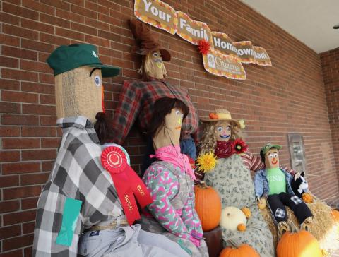 Citizens National Bank scarecrow family - second place