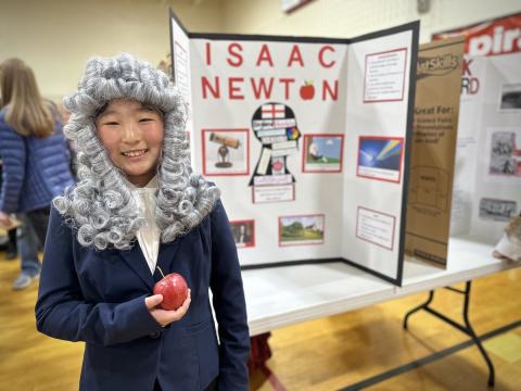 Micah Lemley as Isaac Newton