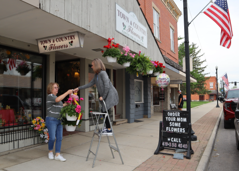 Town and Country Flowers, 124 N. Main, Bluffton